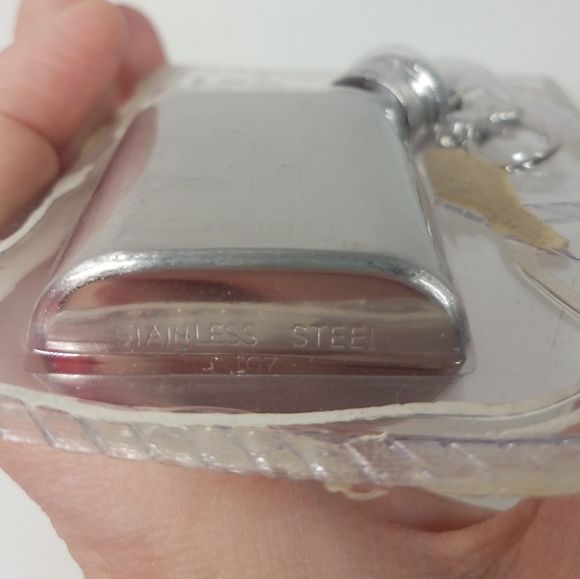 1oz Stainless Steel Keychain Liquor Flask - Picture 6 of 6